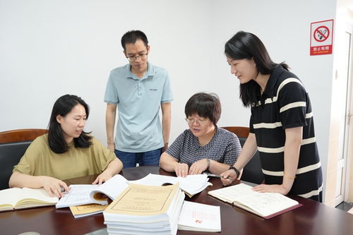 纪检人员正在讨论案件