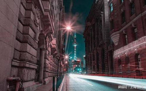 一个人走在城市街头思考未来