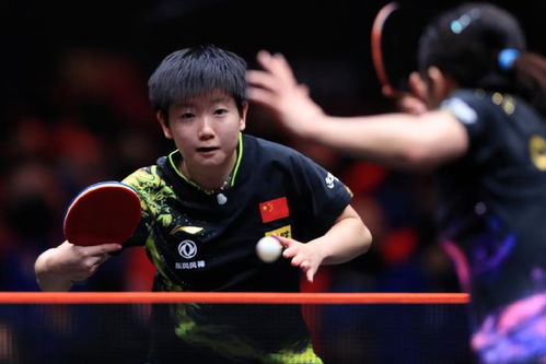 孙颖莎在决赛中奋力回球