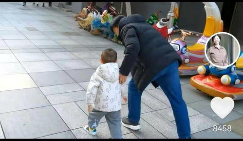 情侣在公园散步温馨画面