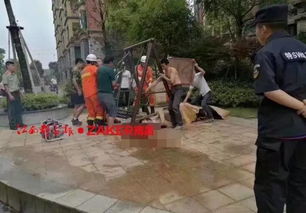 小区内孩童玩耍场景