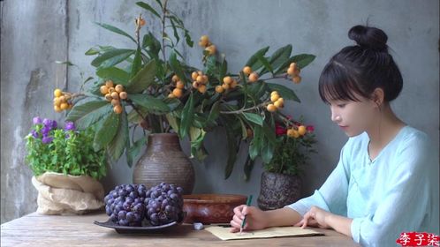 李子柒展示亲手制作的大漆工艺品