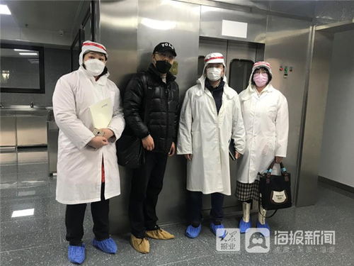 银行工作人员与企业代表交流场景