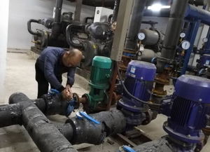 设备检修人员工作场景