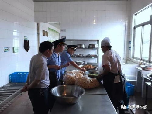 校长在食堂检查食材
