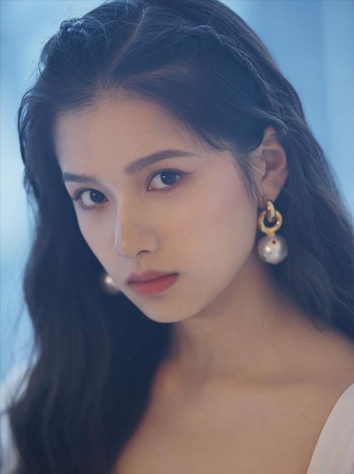 张婧仪与门腔及Linda三人合影互动中