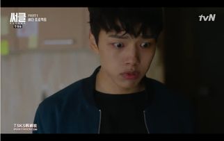 主角深夜查资料紧张画面