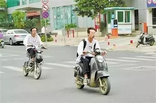 街头骑电动车的年轻人