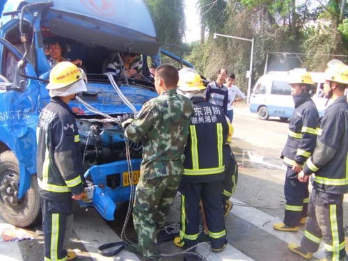 警方解救被困人员现场