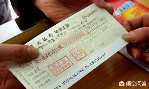 学校财务室工作人员正在核对账目