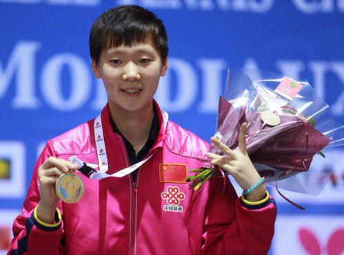 王曼昱与蒯曼赛场配合击掌庆祝