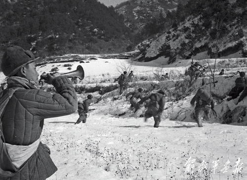 志愿军战士在战壕中作战场景