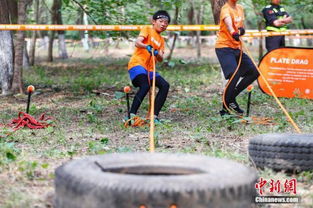 小朋友在斯巴达比赛中爬泥坑