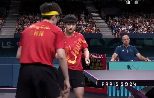 刘国梁为王楚钦孙颖莎颁奖