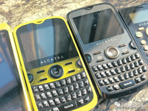 一部老式BP机与翻盖手机放在一起的老物件