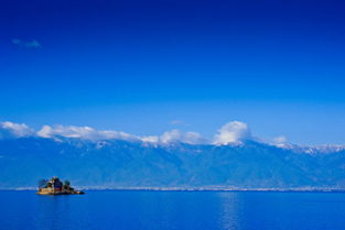 碧空如洗的大明湖上空