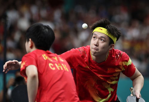 刘国梁为孙颖莎王楚钦颁奖，巴黎奥运混双金牌见证传承时刻