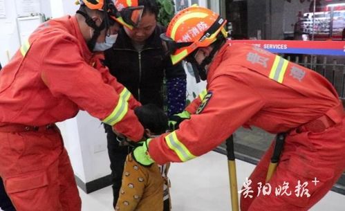 消防员正在为小女孩解除蒸锅卡手危机