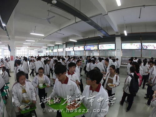 校长亲自下厨干食堂，感慨：比外包难太多！家长却说这才是教育的温度