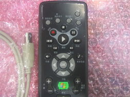 操作人员使用遥控器控制机器人