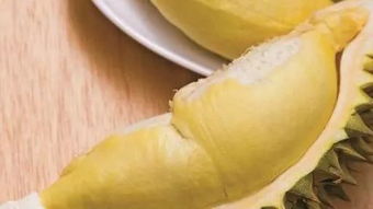 挑选新鲜榴莲的顾客