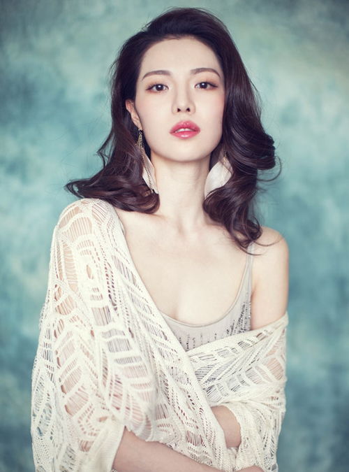 刘雨欣在幕后指导新人演员的照片