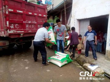 灾民领取应急物资的现场