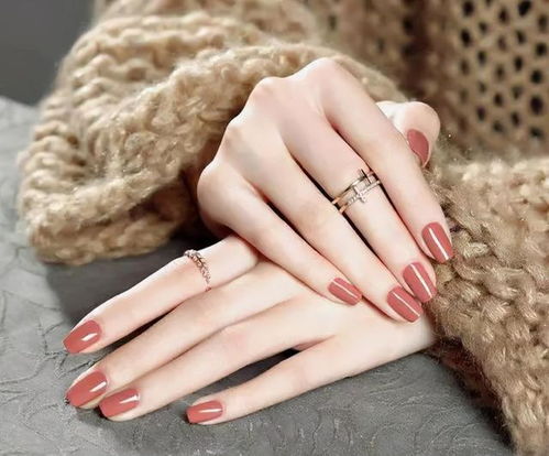 仙女整理花瓣的手部特写