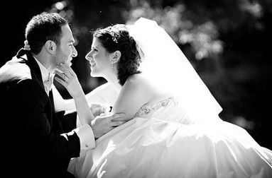 伴郎抢捧花求婚跪错女友？新娘眼神杀引爆全场！