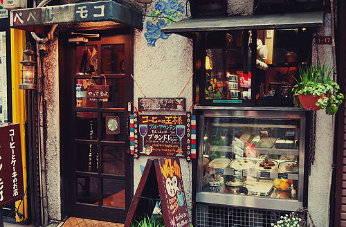 老式咖啡馆门口