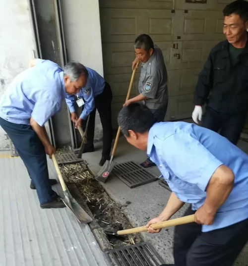 社区工作人员清理排水口