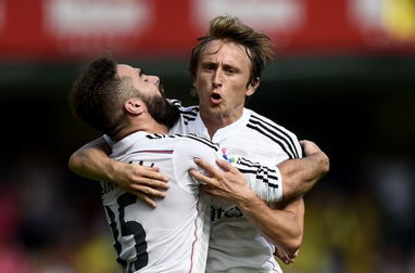 莫德里奇接受颁奖时微笑举起奖杯