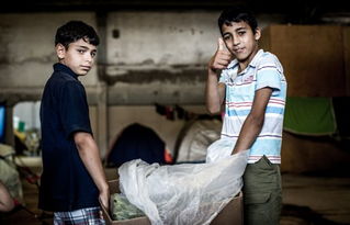 叙利亚女孩微笑面对镜头