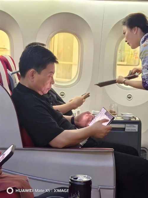 余承东开车低头疑似睡着？网友热议：智驾再强也不能这么玩！