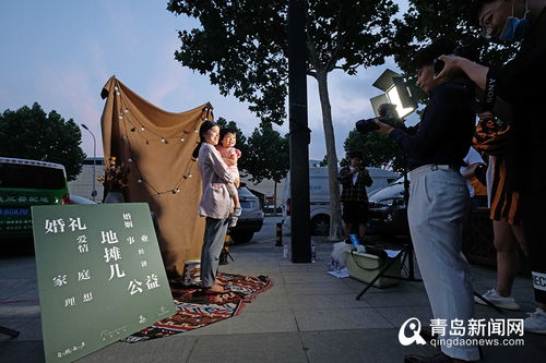 街头人群与摄像机合影场景