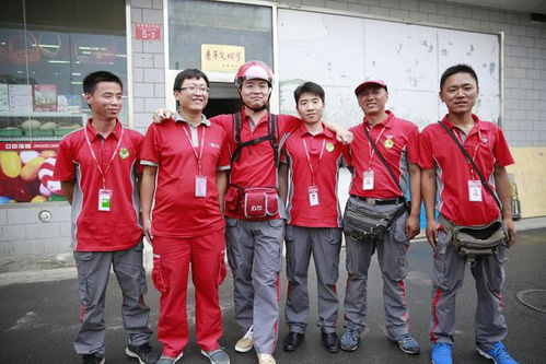 刘强东身穿红色骑手服站在街边等待送餐