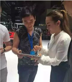 王思聪在办公室认真工作