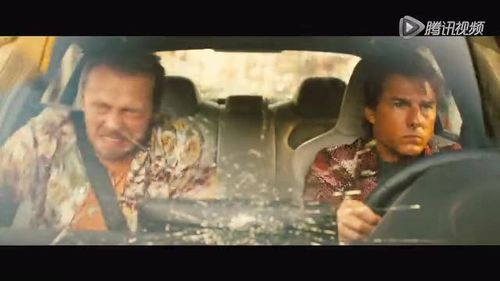 电影《碟中谍1》剧照，阿汤哥悬空执行任务