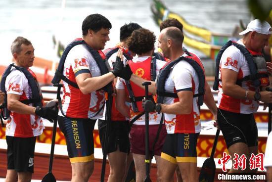 老外划龙舟上瘾！中国水上运动火到国外，端午节竟成国际狂欢日