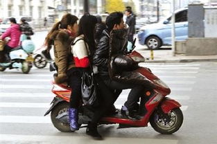 两人骑电动车带狗