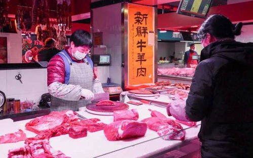 菜市场摊位前人来人往