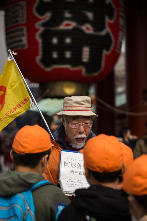 李明为孩子们讲述爷爷的故事