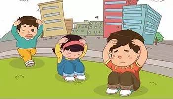 地震发生时人们躲在桌子下避险