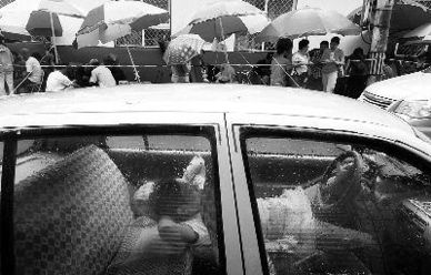 安保人员探身车外紧盯四周