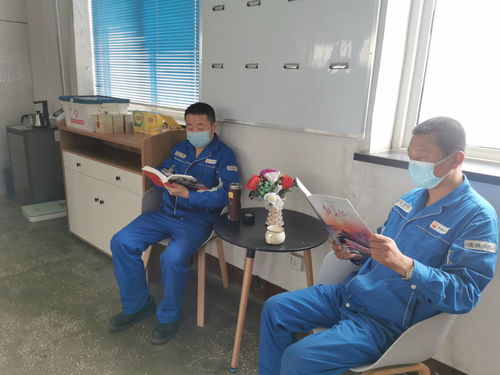 书本和咖啡的桌面静物图