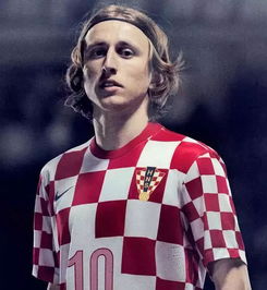 莫德里奇身披克罗地亚队服在世界杯比赛中奔跑