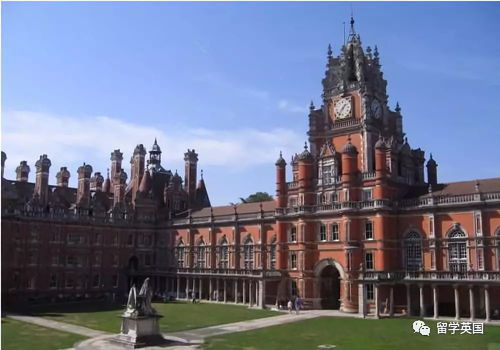 哈佛校园内学生讨论场景