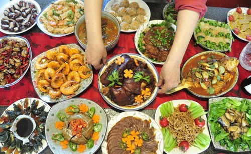 年轻人围坐吃丝娃娃场景图