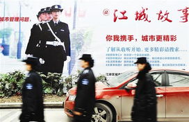 卢秀燕在街头与市民互动