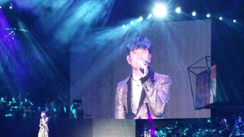 林俊杰演唱会突发意外！一表演者从升降台跌落，现场紧急中断引热议